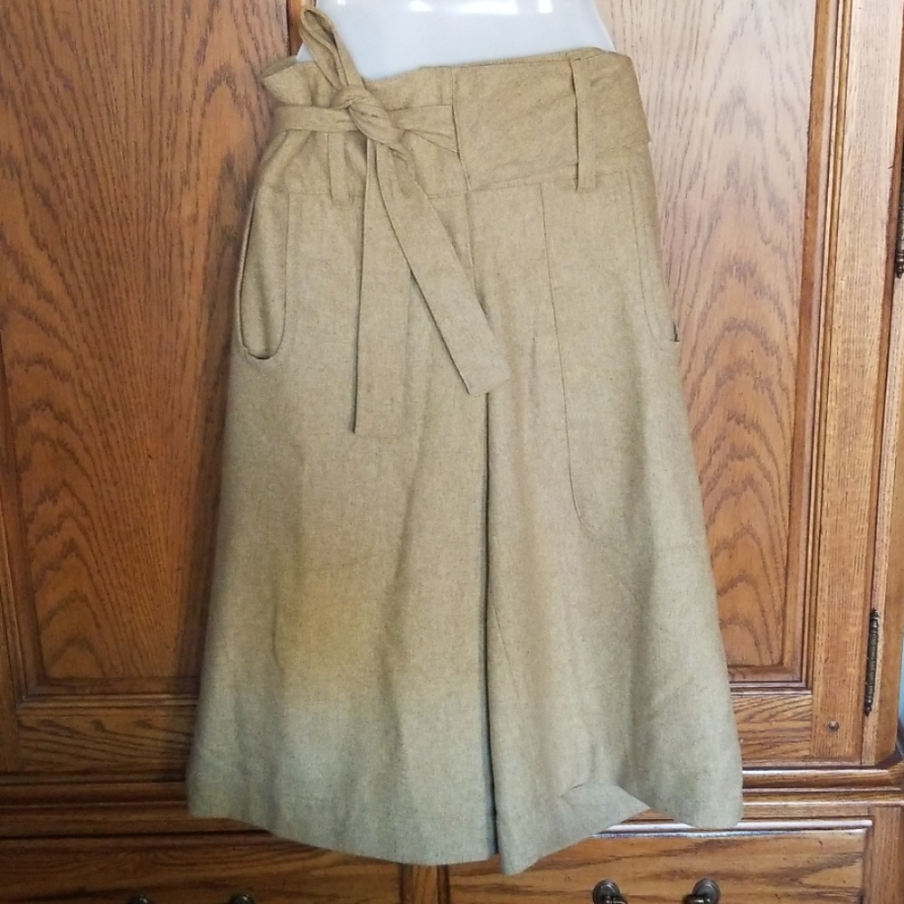 Capri dressy pants in beige / cream color w/ belt